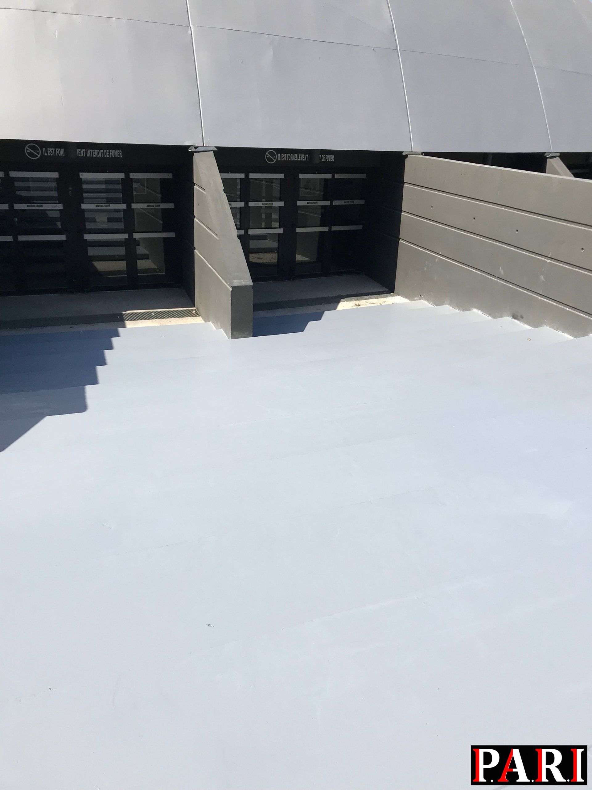 Résine industrielle grise coulée en extérieur dans marche