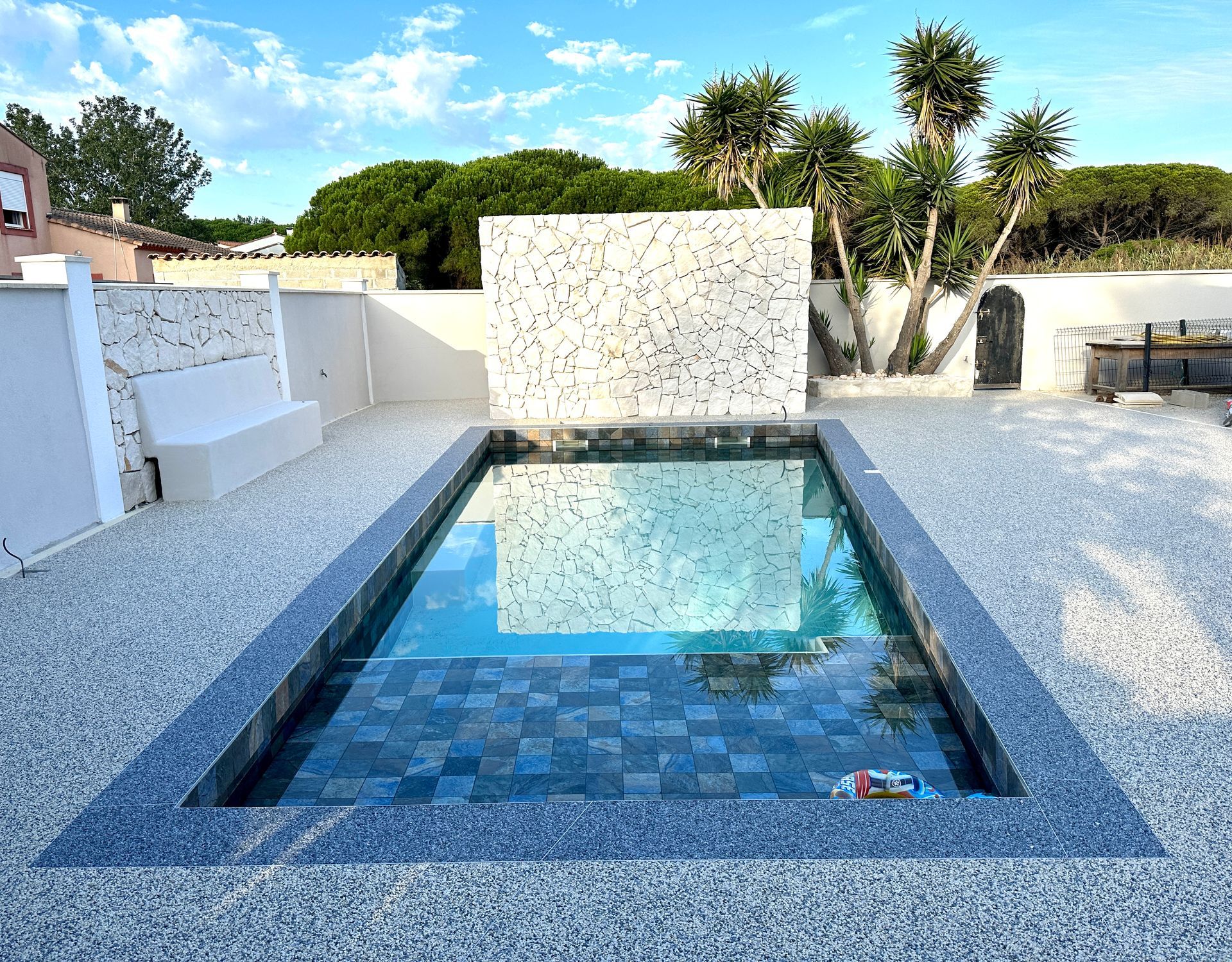 Aménagements en moquette de pierre autour d'une piscine 