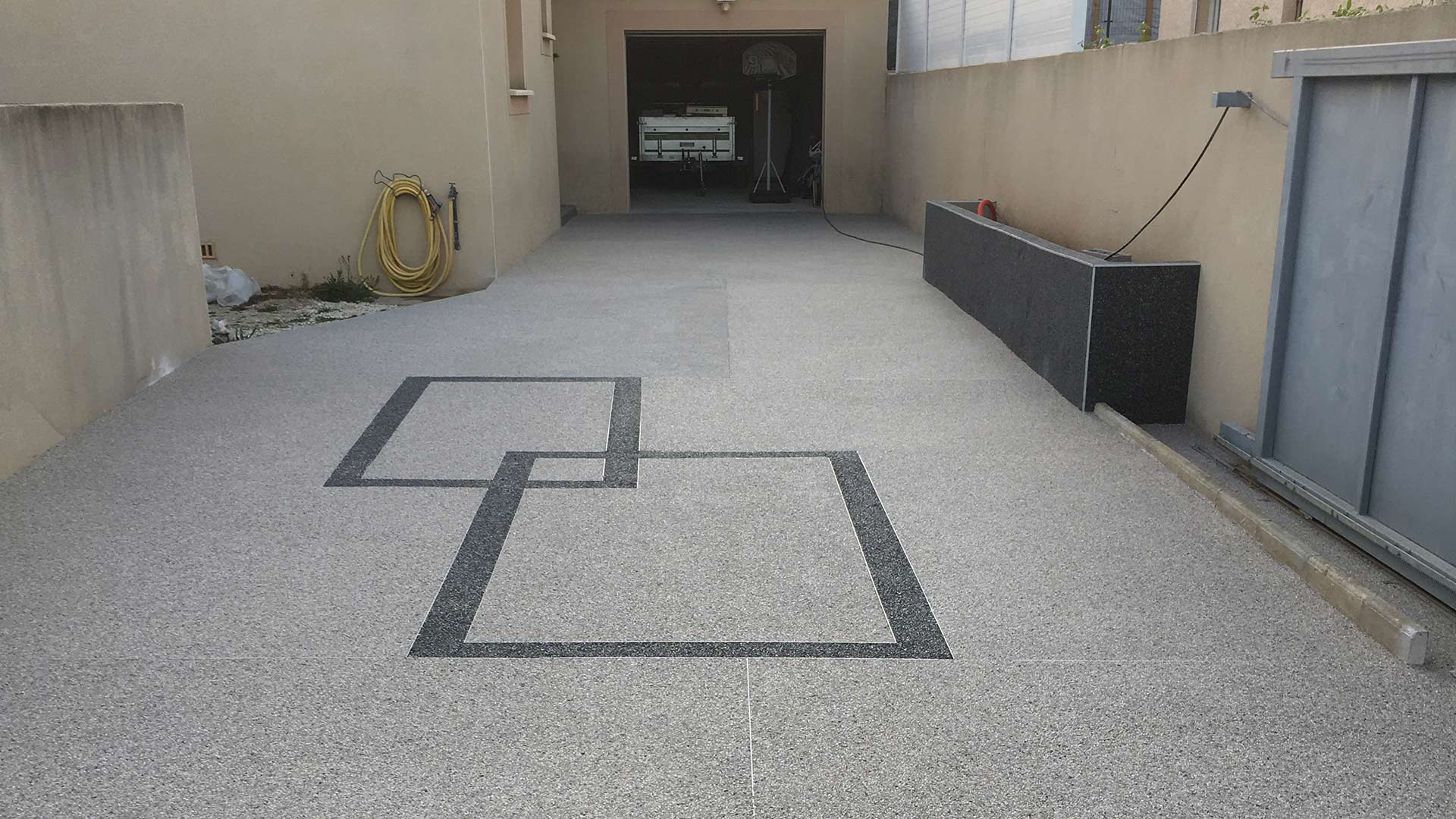 Design minimaliste incrusté dans sol gris.