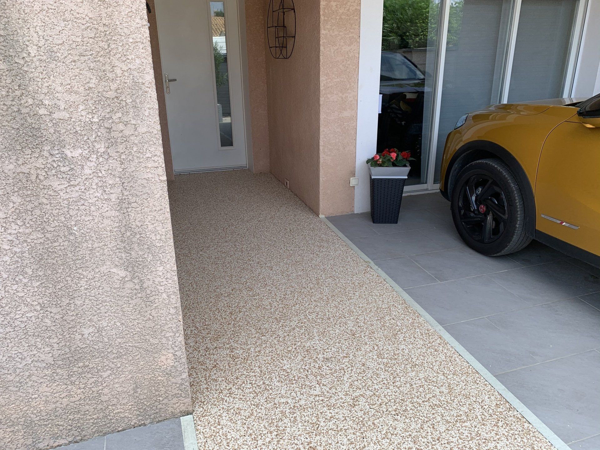 Résine drainante coulée devant entrée de maison.