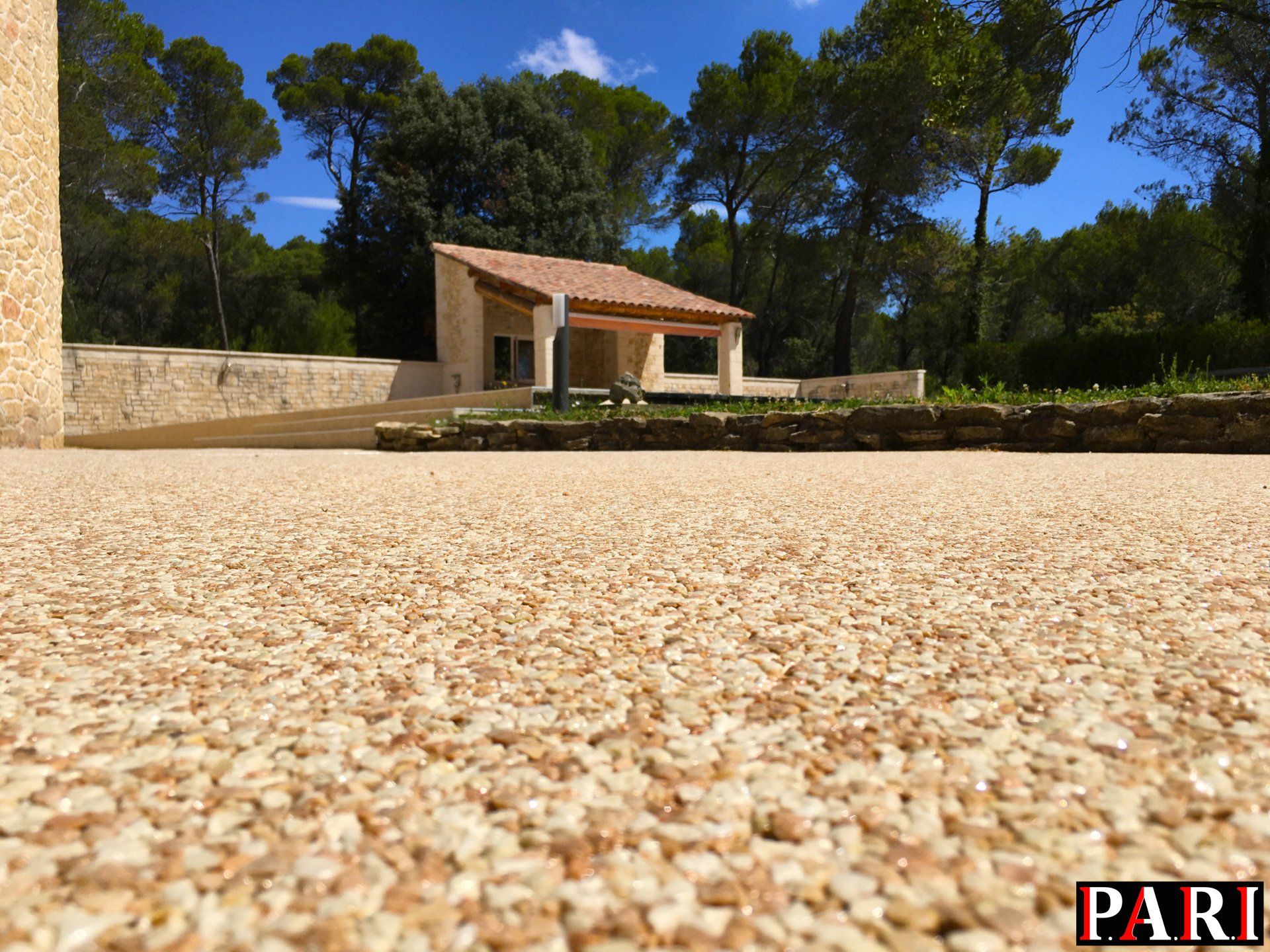 Résine industrielle beige coulée au sol dans usine.