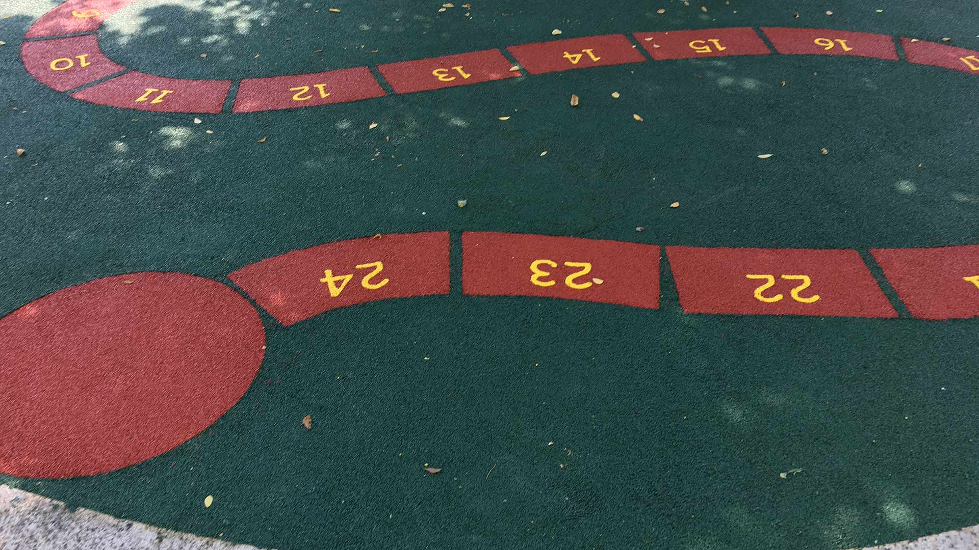 Marelle en forme de serpent dans résine amortissante.