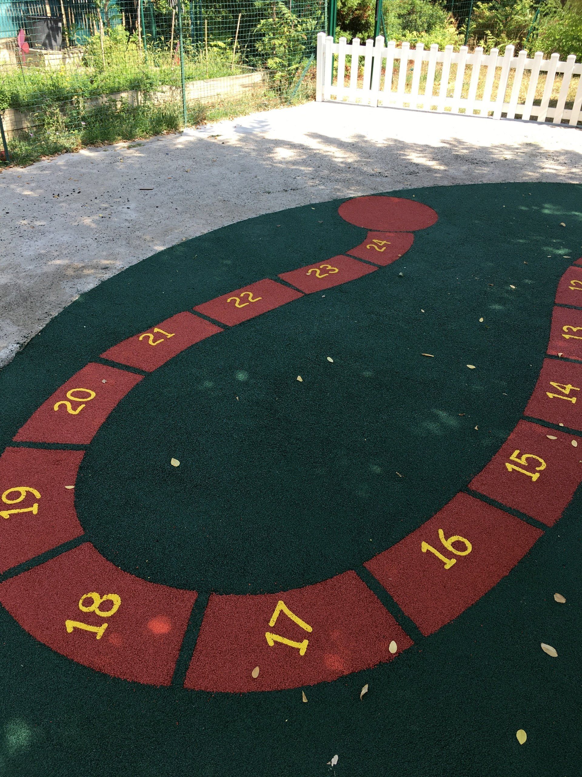 Résine amortissante en gros plan dans aire de jeux pour enfants.