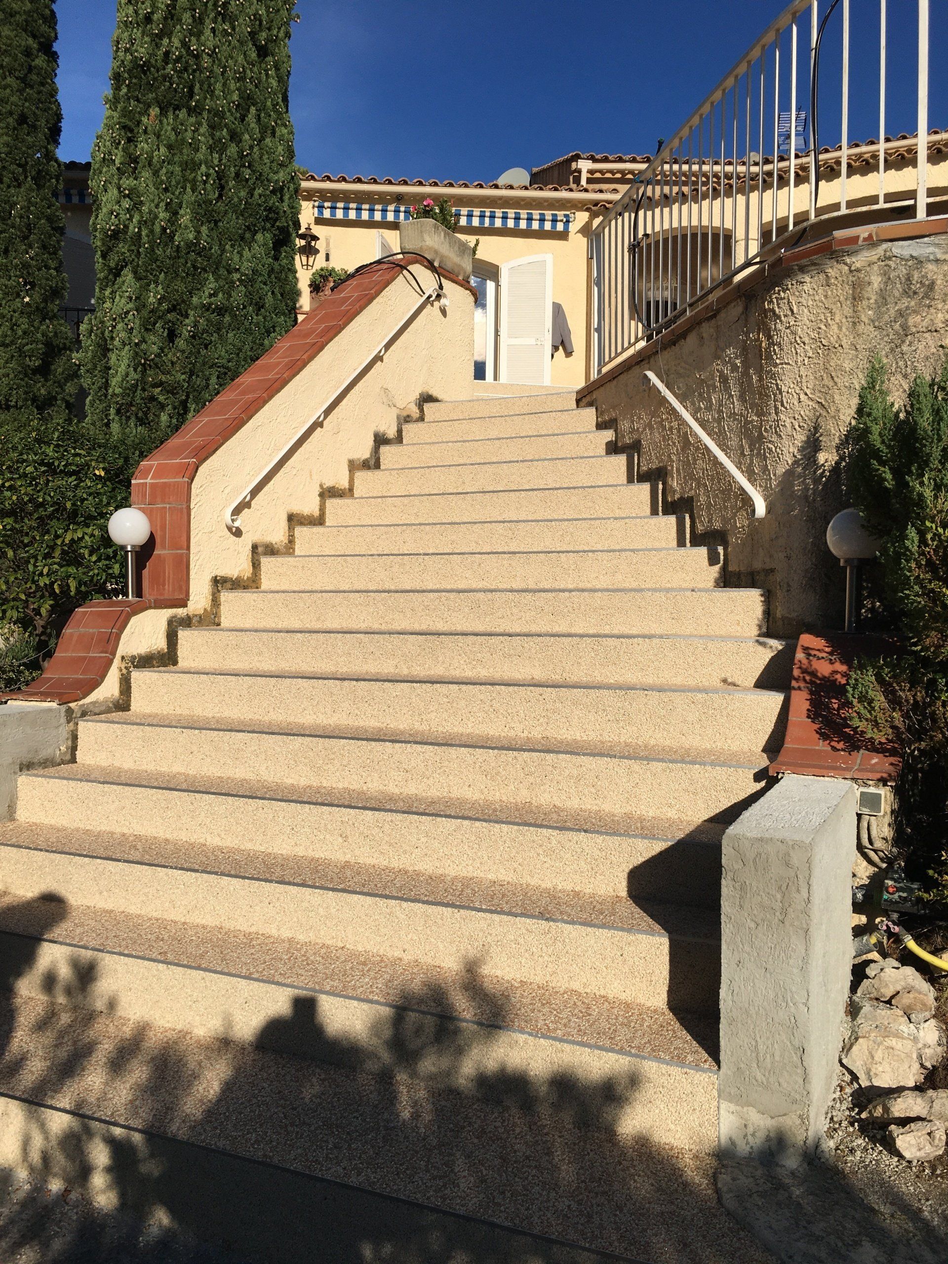 Résine drainante coulée sur escaliers pour monter à superbe demeure provençale.