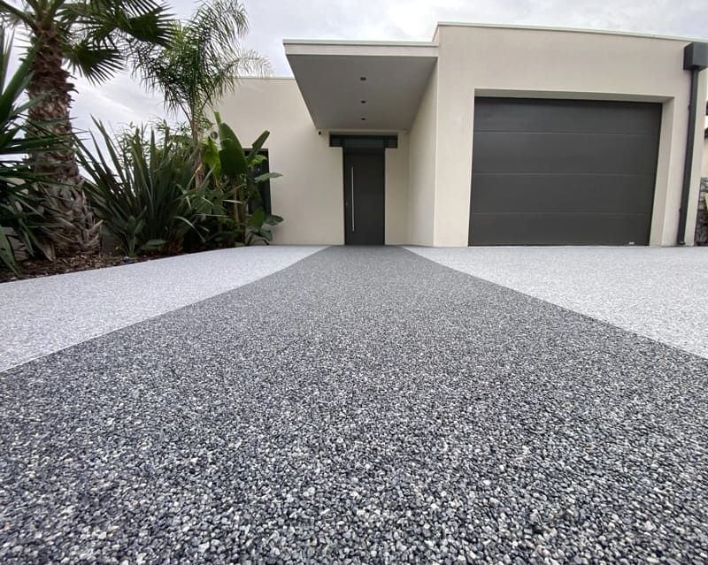 Personne en train de couleur un revêtement de résine jaune