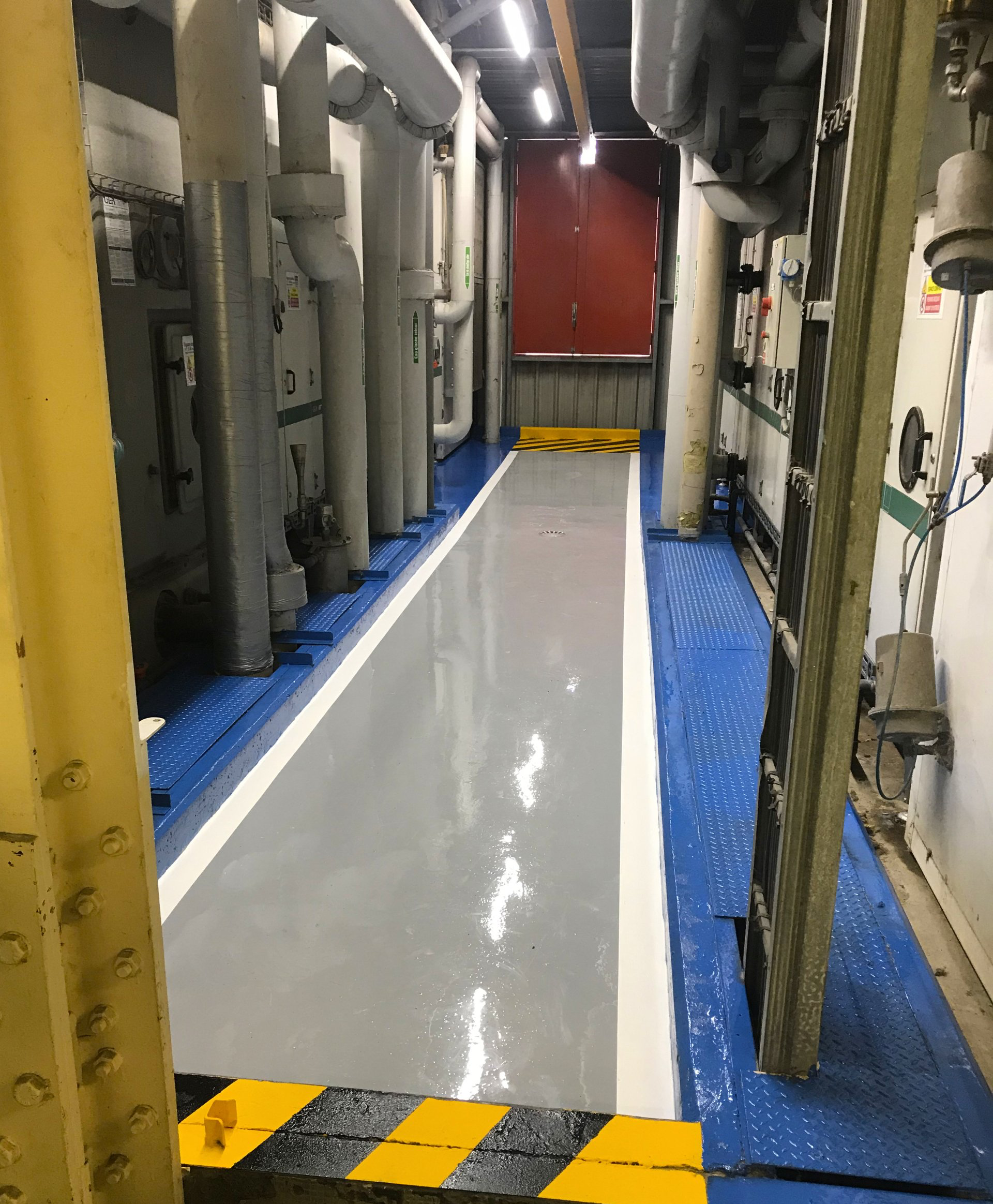 Résine industrielle grise et bleue coulée dans une entreprise.