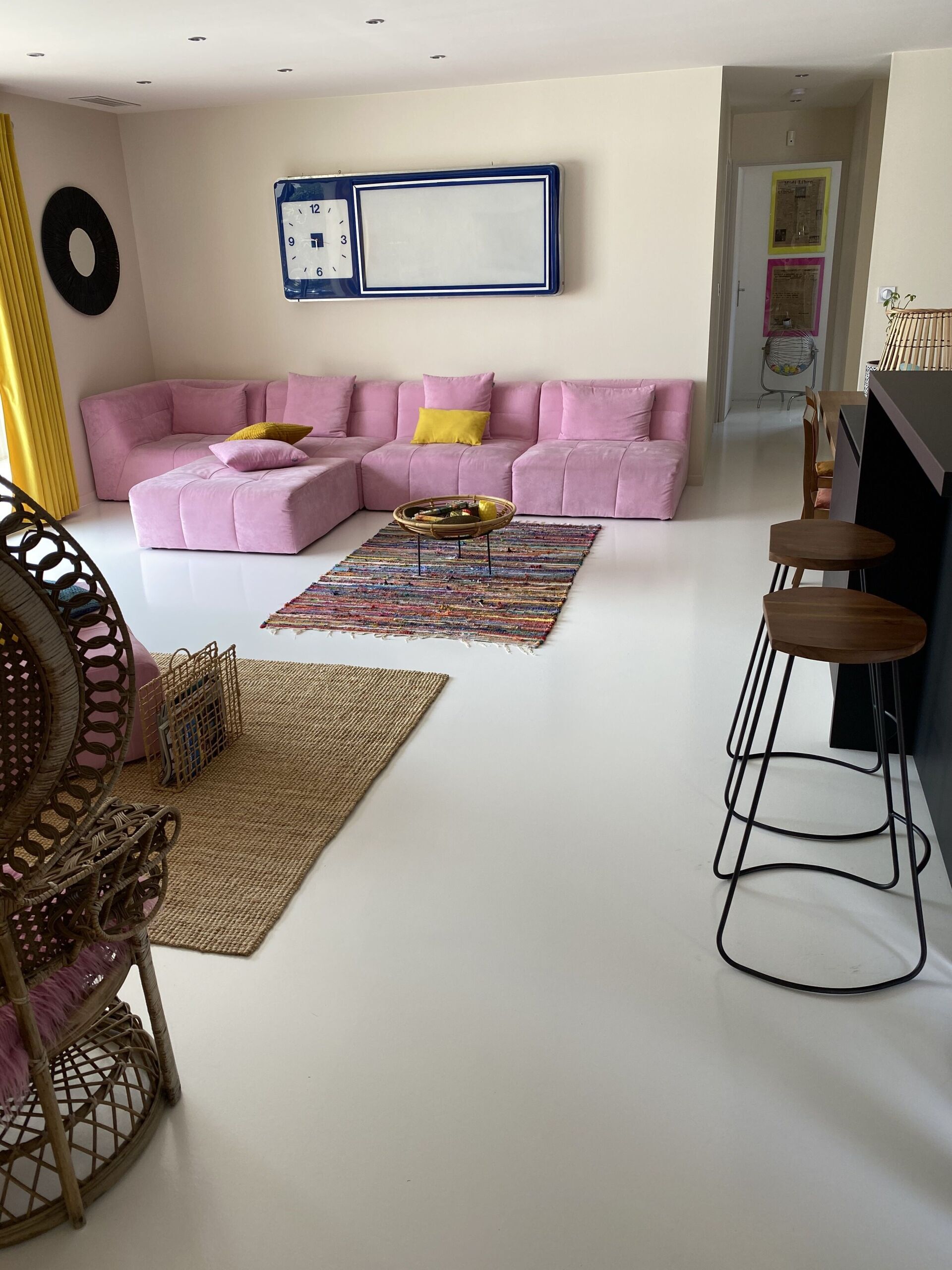 Résine décorative grise coulée dans salon, canapé rose