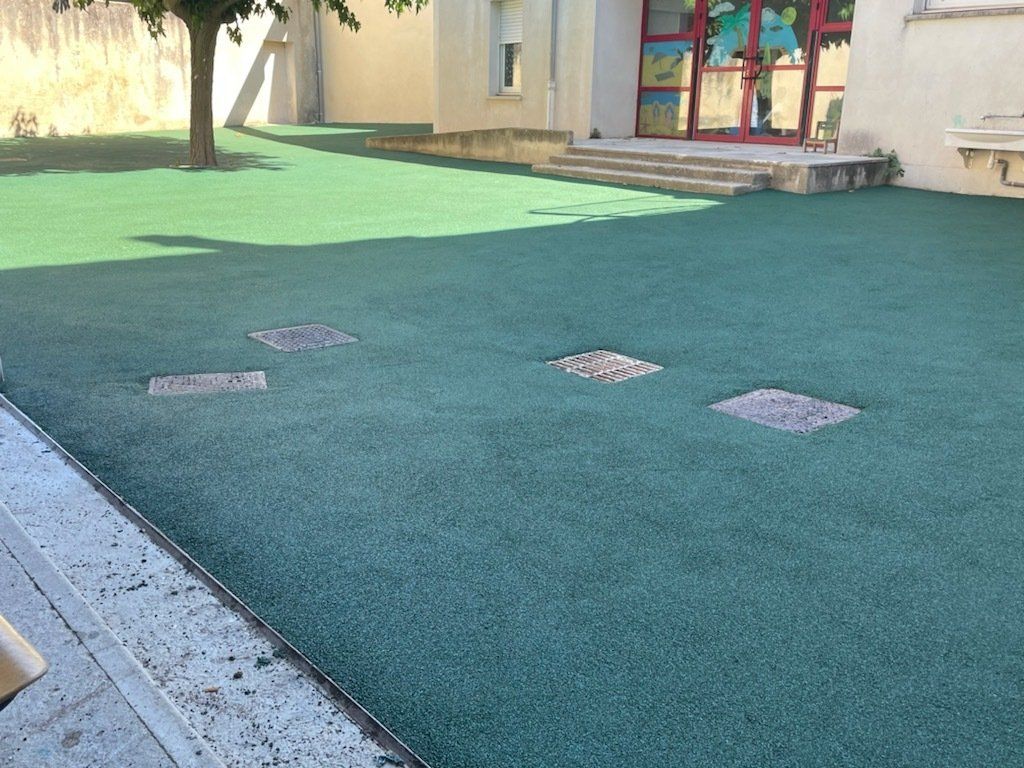 Cours de récréation en résine amortissante.