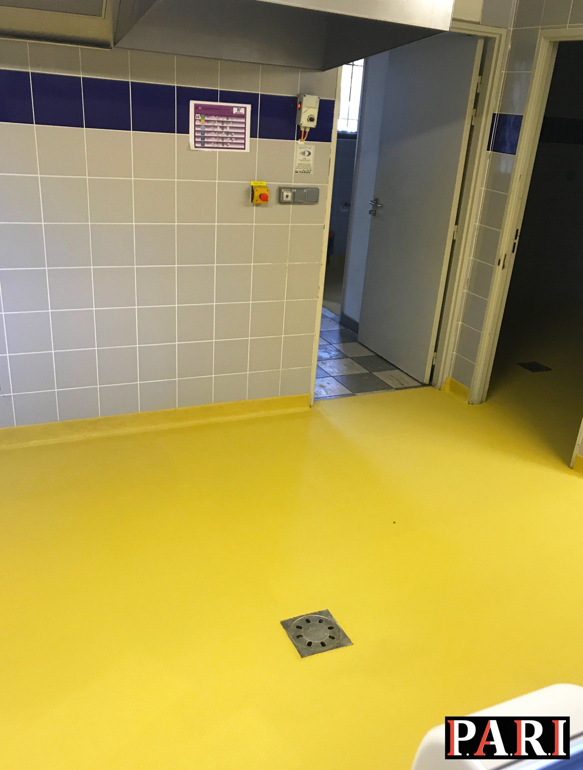 Intérieur d'une entreprise, sol jaune.