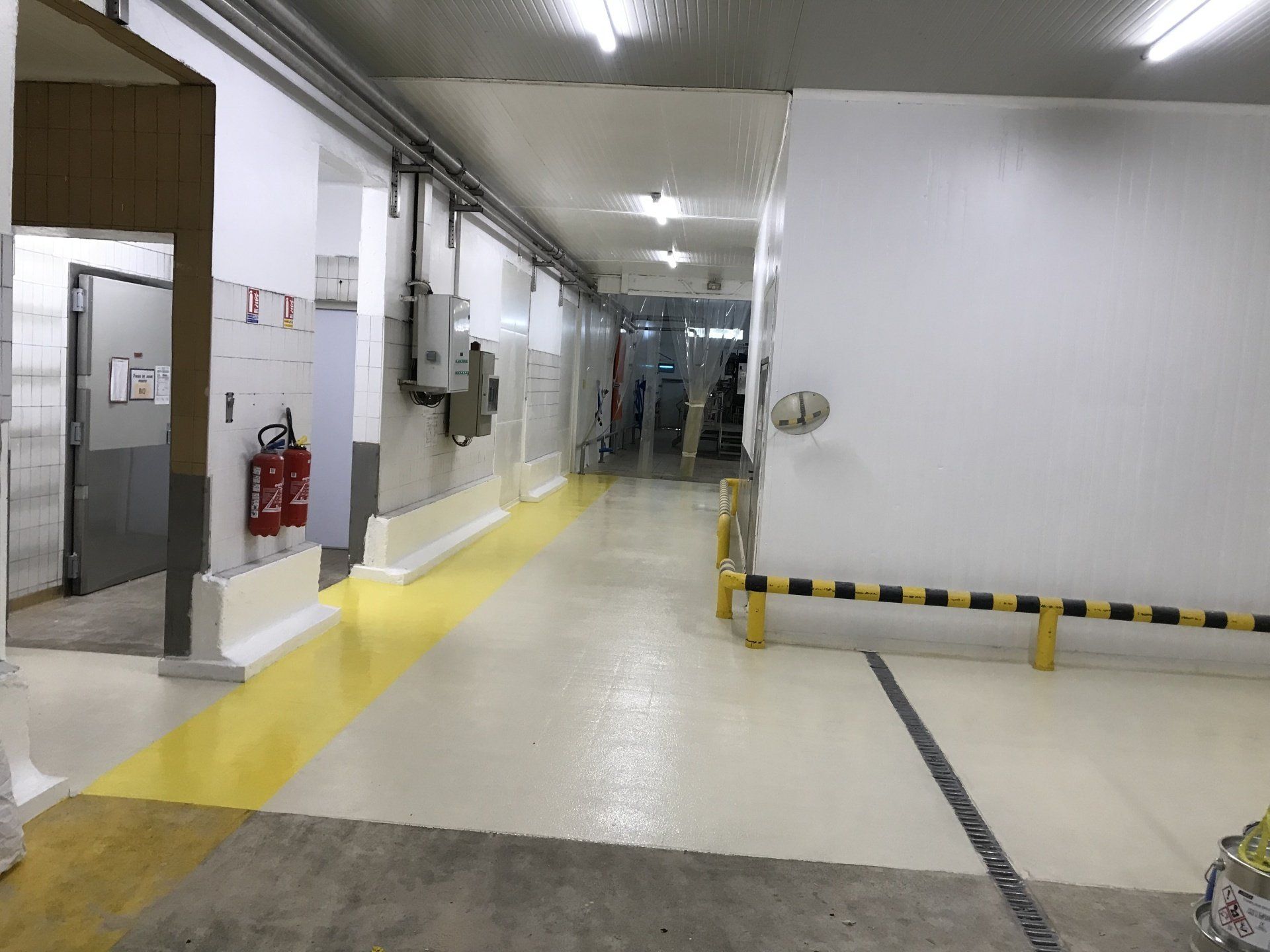 Résine industrielle grise et jaune coulée dans entreprise.