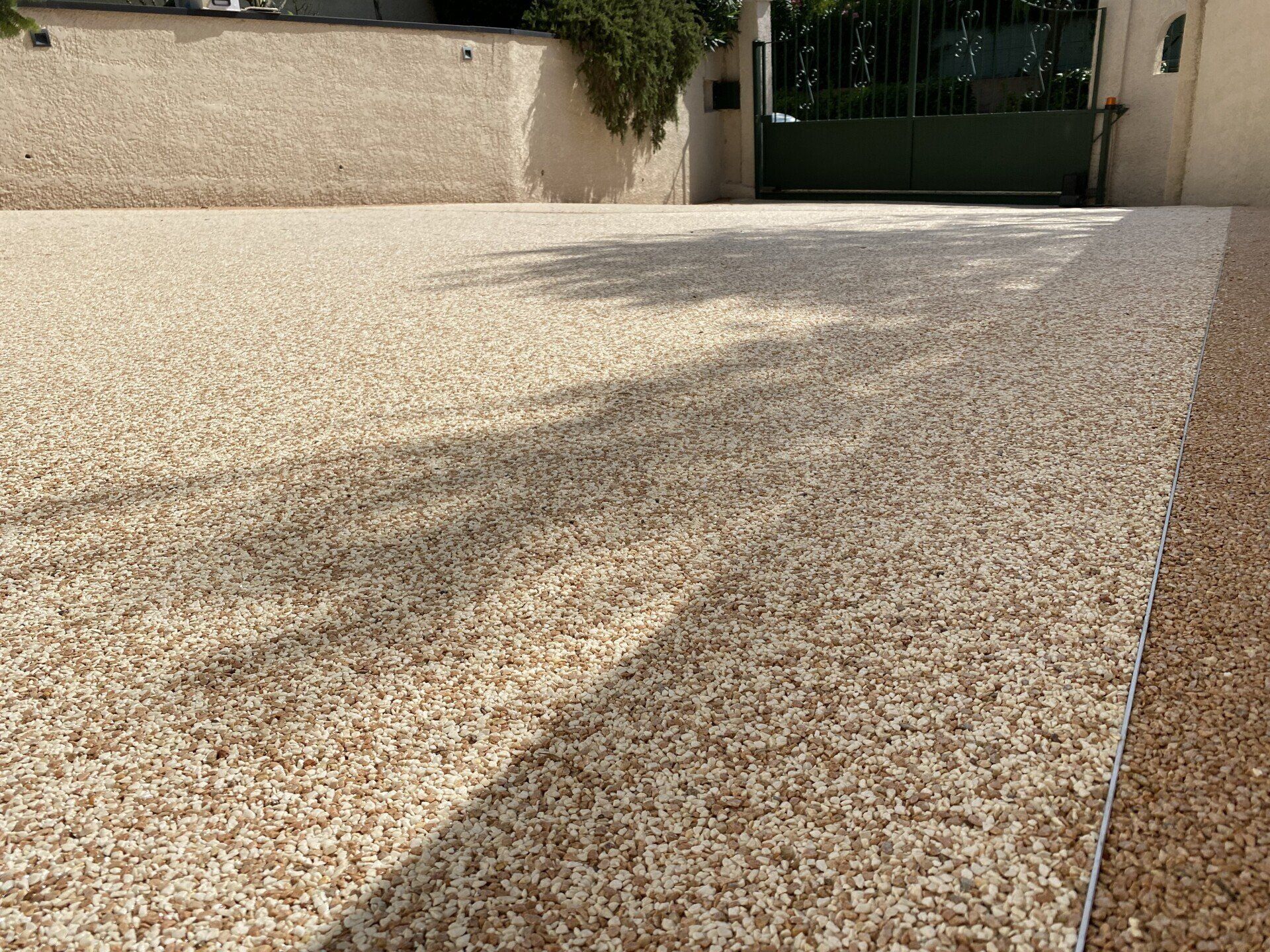 Zoom sur une allée de gravier bl