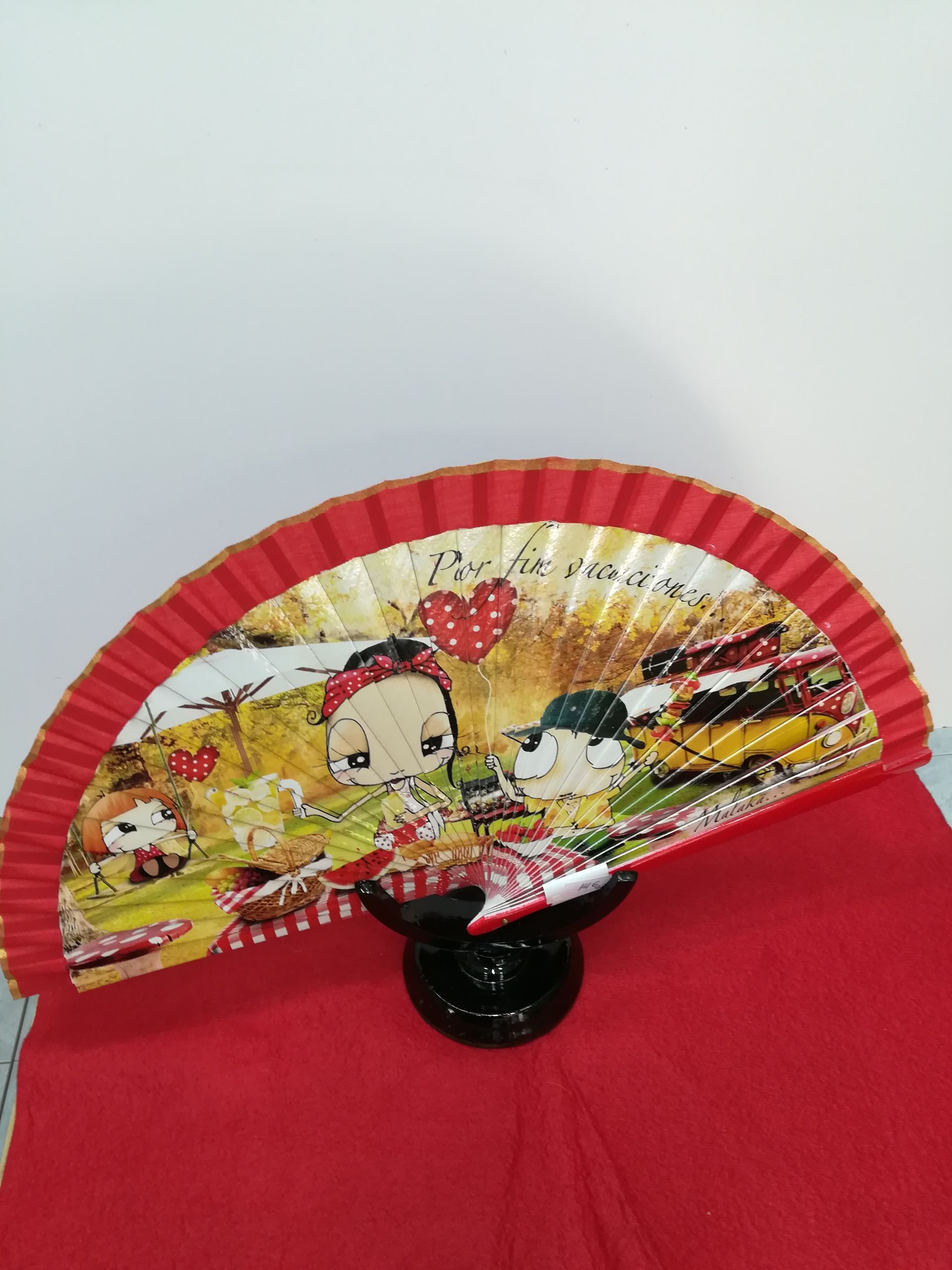 Un abanico con la imagen de un niño y una niña.