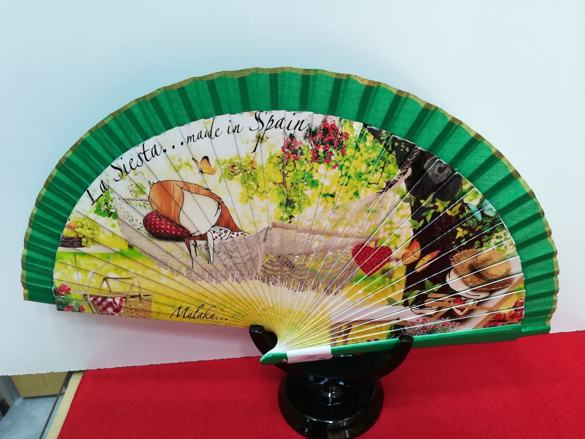 Un abanico verde con una imagen de comida.