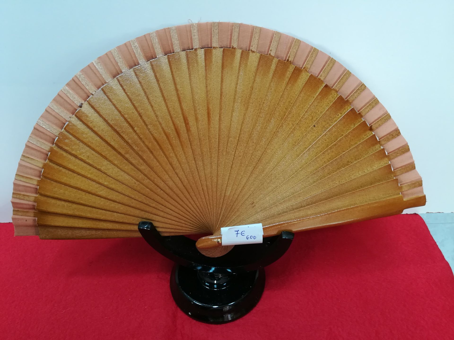 Un abanico de madera con el número 7.