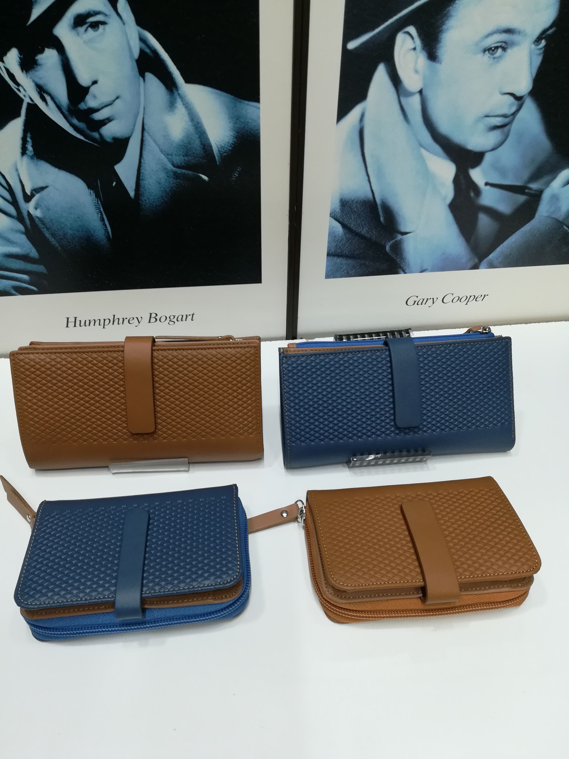 Un par de carteras junto a una foto de un hombre.