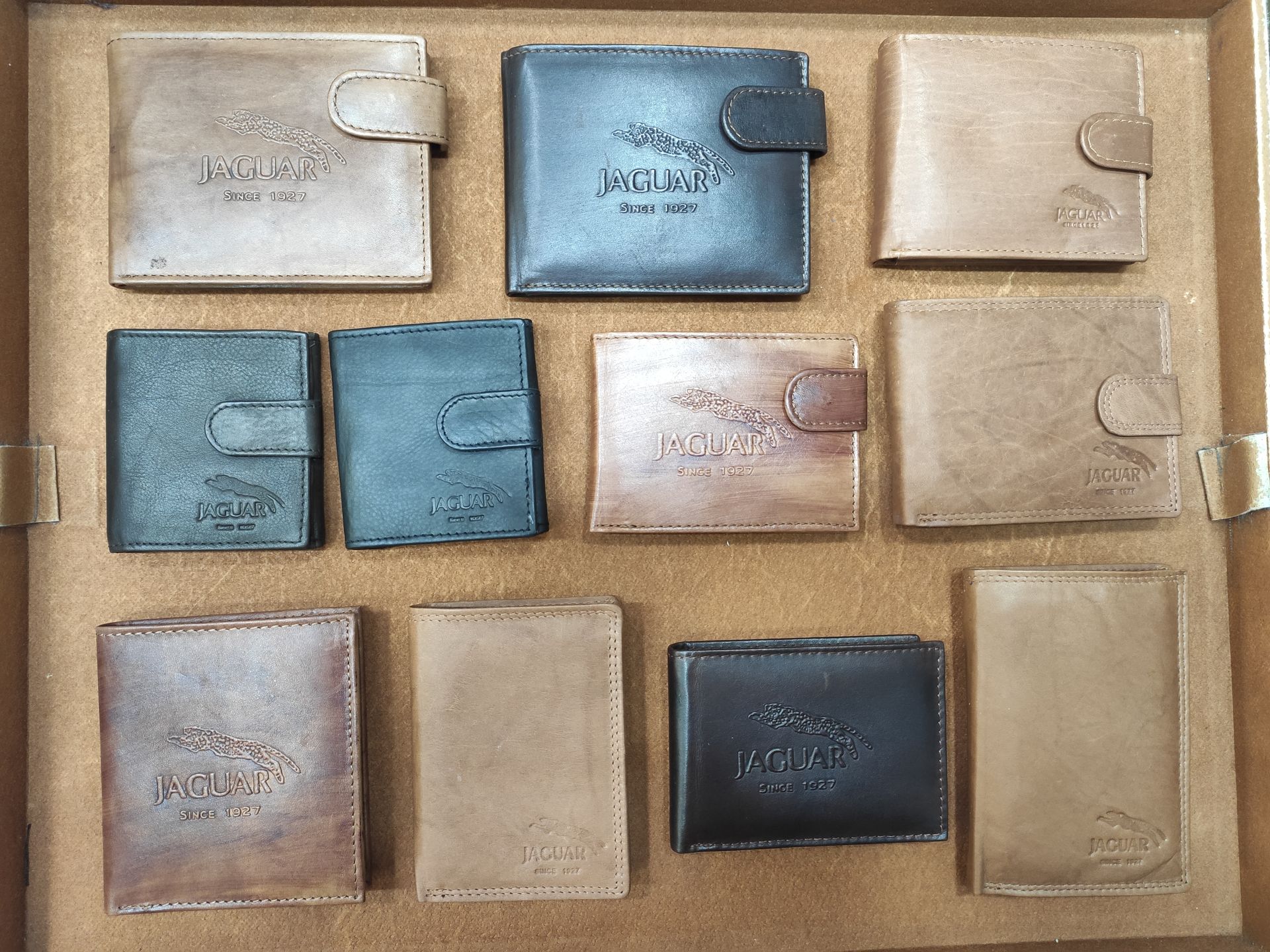 Un montón de carteras están alineadas sobre una mesa