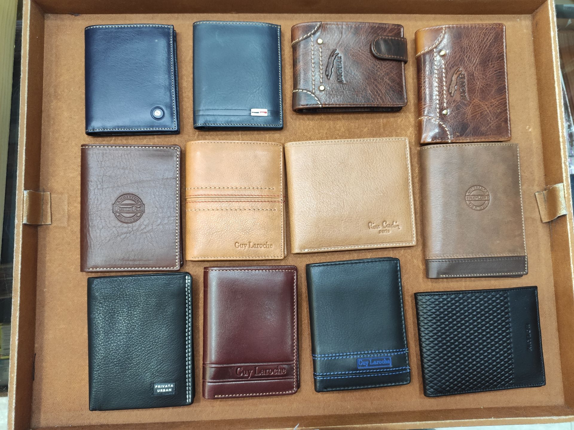 Una caja llena de una variedad de carteras de cuero.