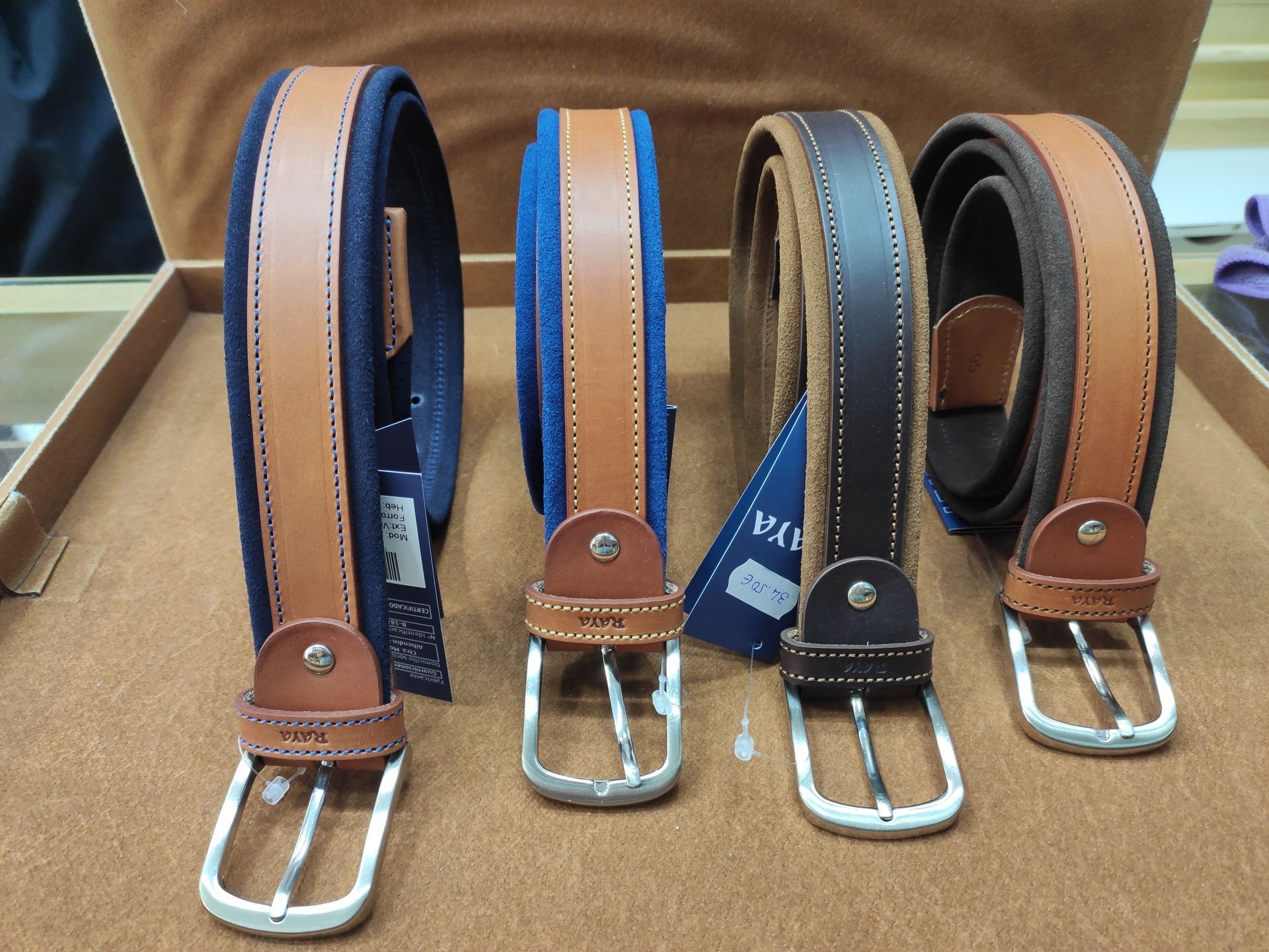Un grupo de cinturones están alineados en una caja.