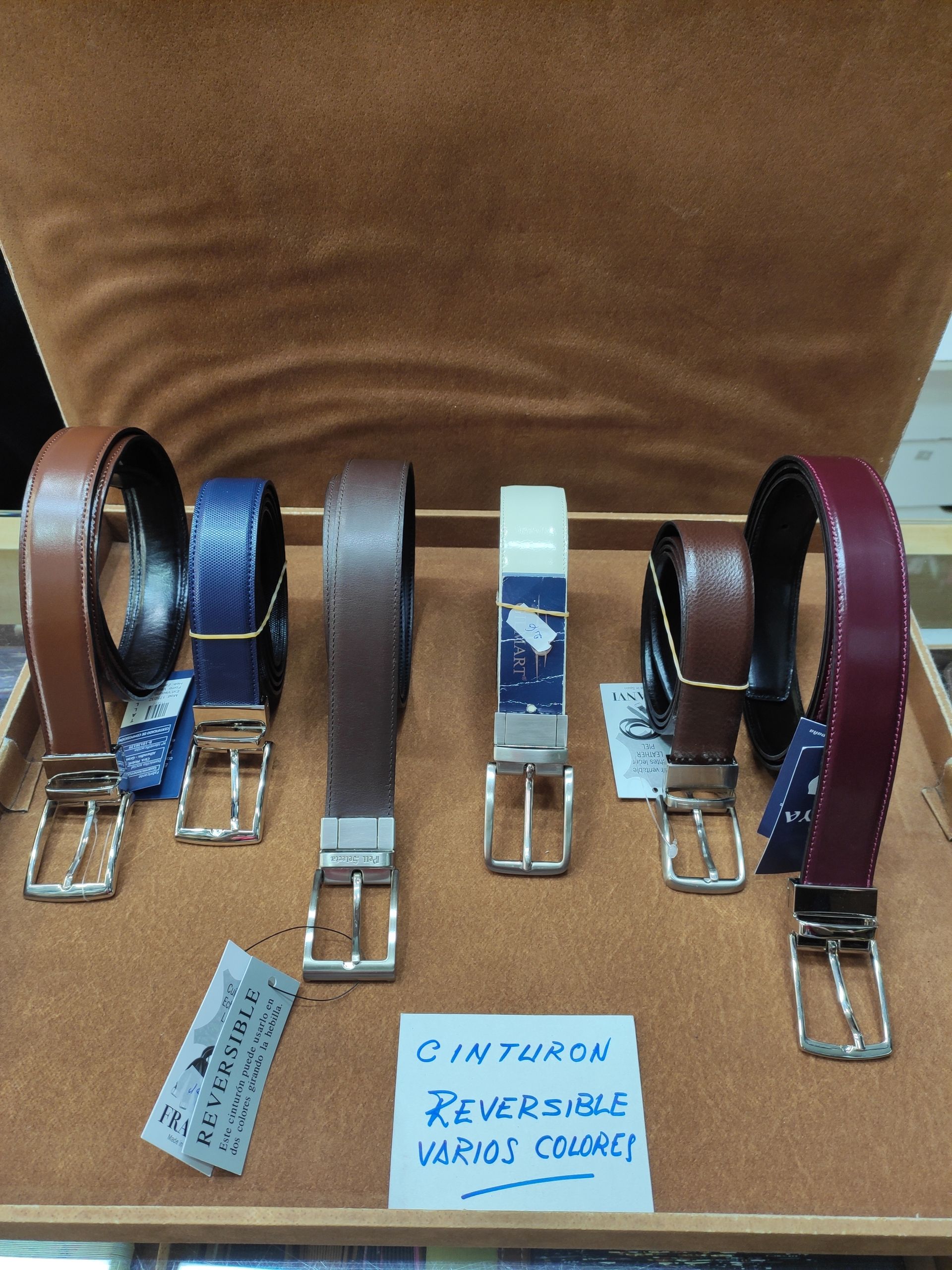 Una exhibición de cinturones con un cartel que dice cinturón