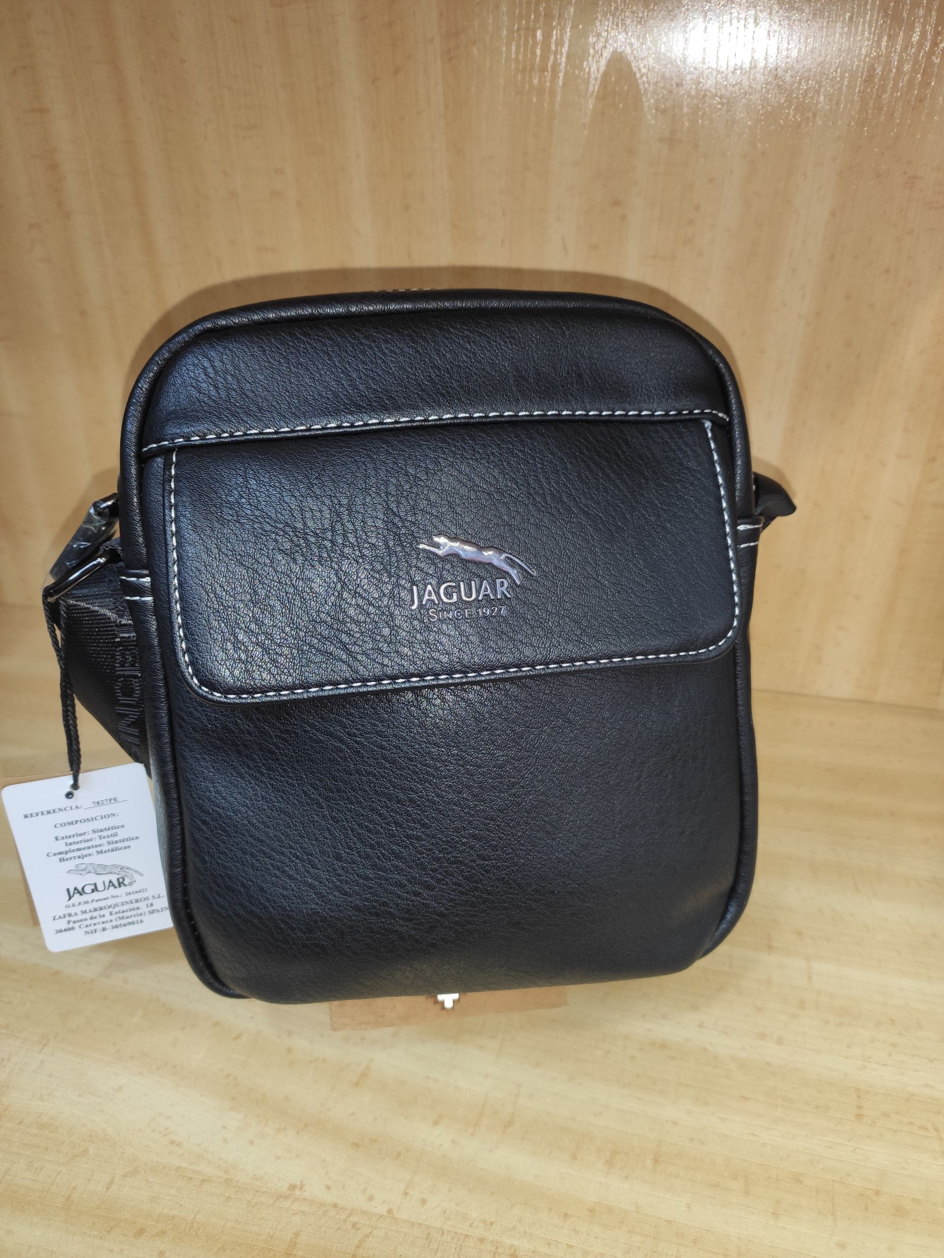Una pequeña bolsa negra con la palabra jaguar.