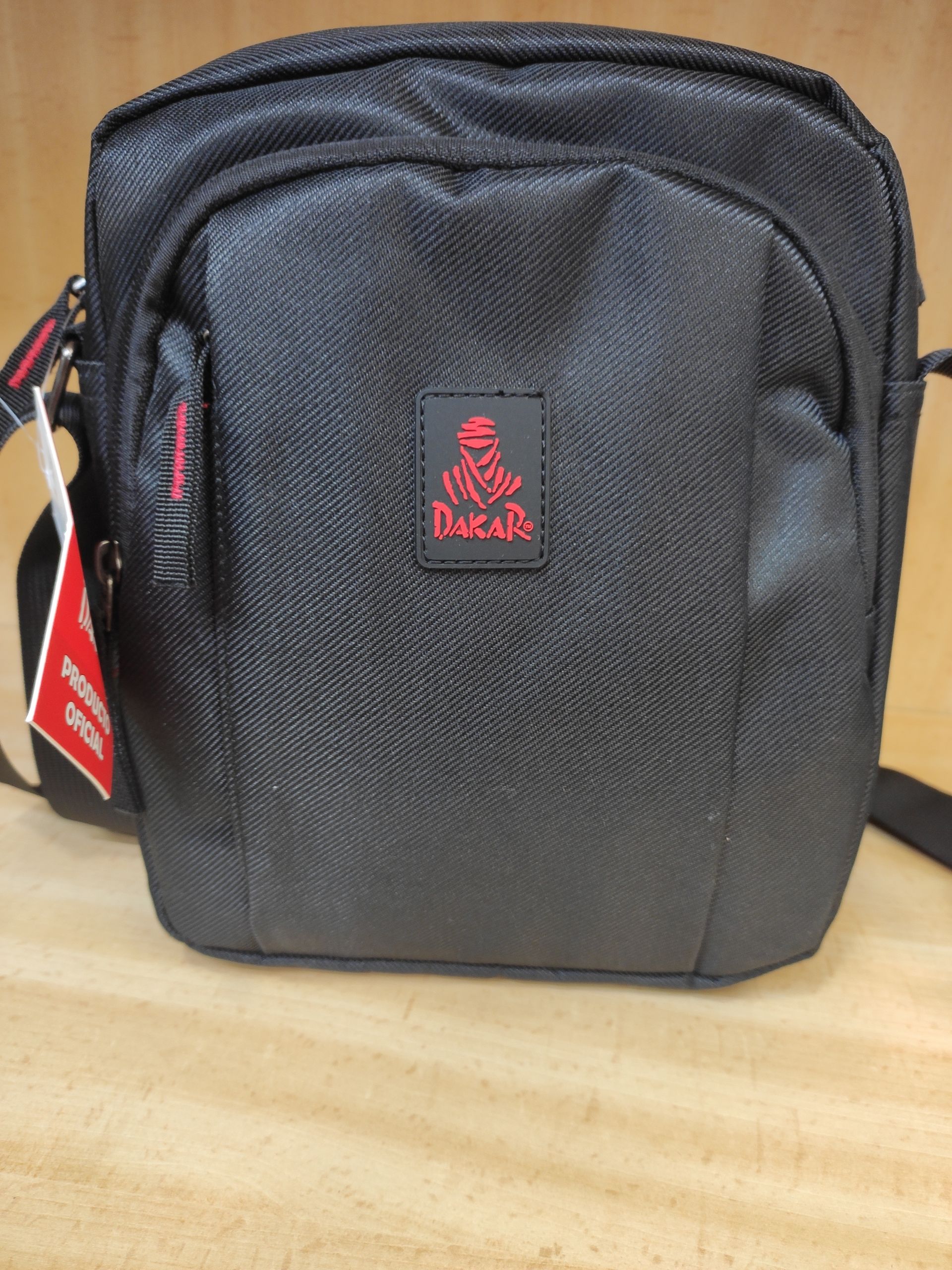 Una bolsa negra con una etiqueta roja que dice tortuga.