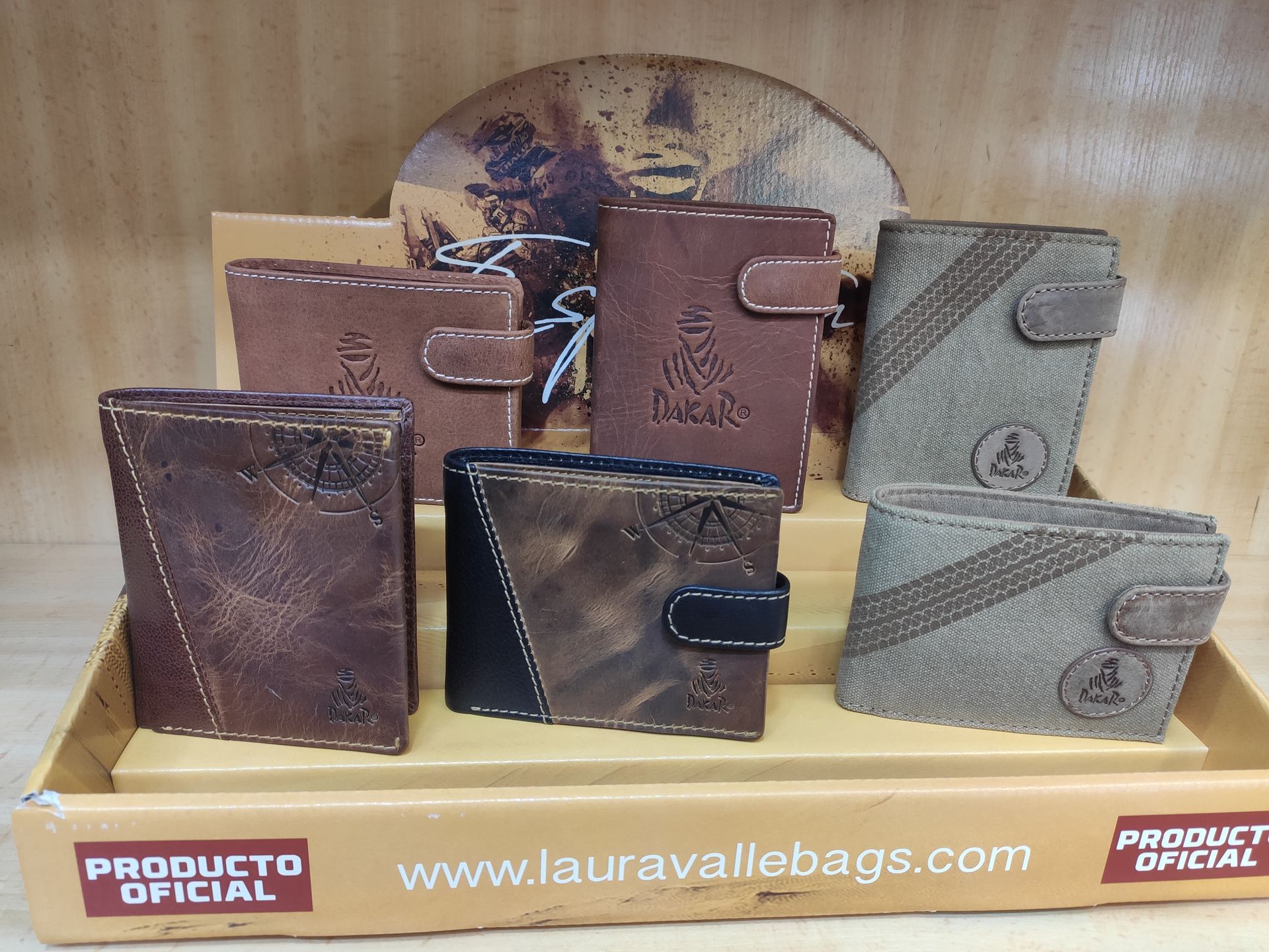 Una muestra de carteras de hombre de www.lauravallebags.com