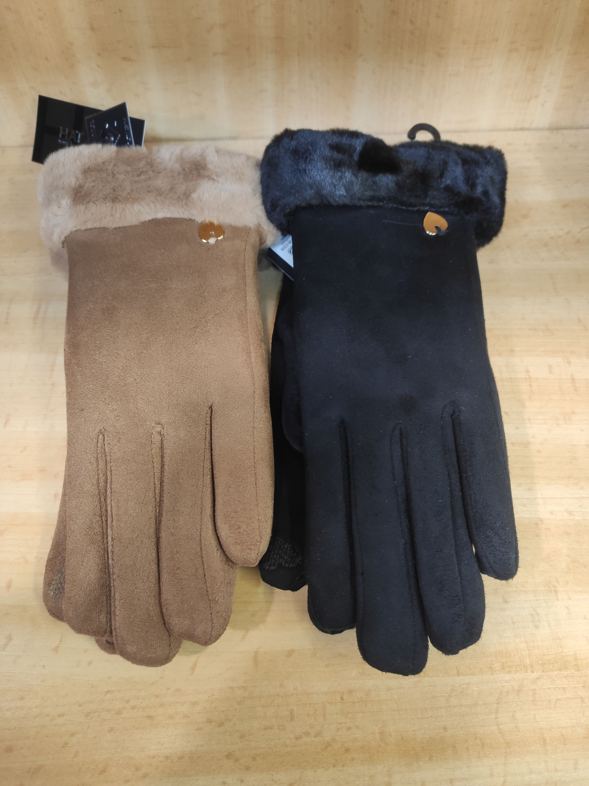 Dos pares de guantes están sobre una mesa de madera.