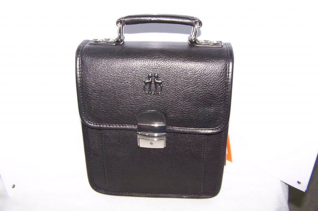 Un pequeño maletín de cuero negro con asa.