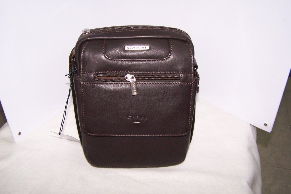 Un pequeño bolso de cuero marrón con una cremallera en la parte delantera.