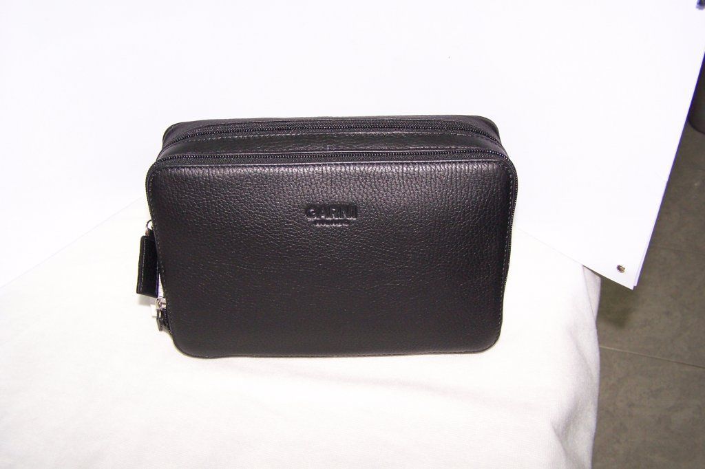 Un bolso negro con la palabra entrenador.