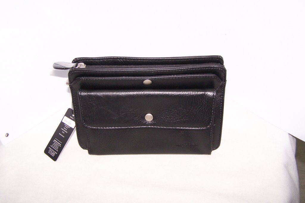 Una billetera negra con una etiqueta que dice 