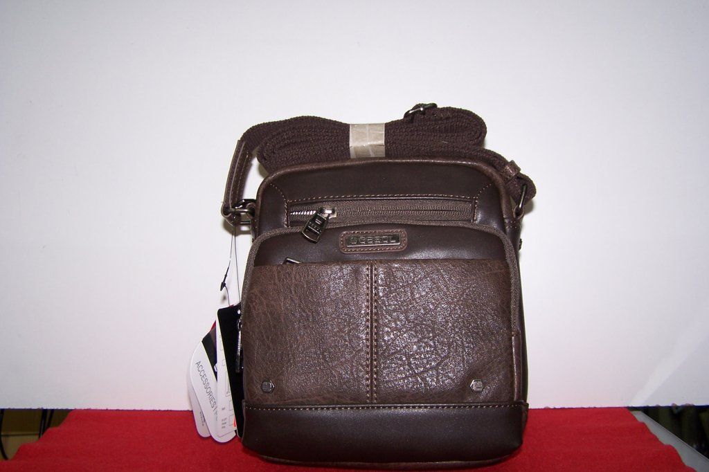 Un bolso de cuero marrón con una etiqueta.