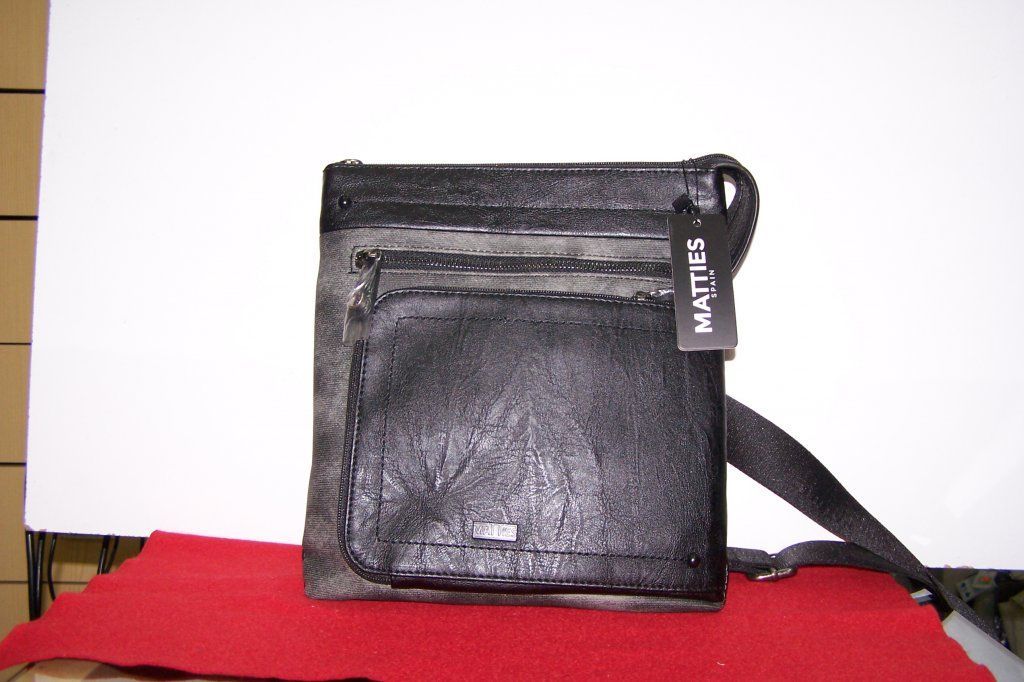 Un bolso negro con una etiqueta que dice 'Calvin Klein'.