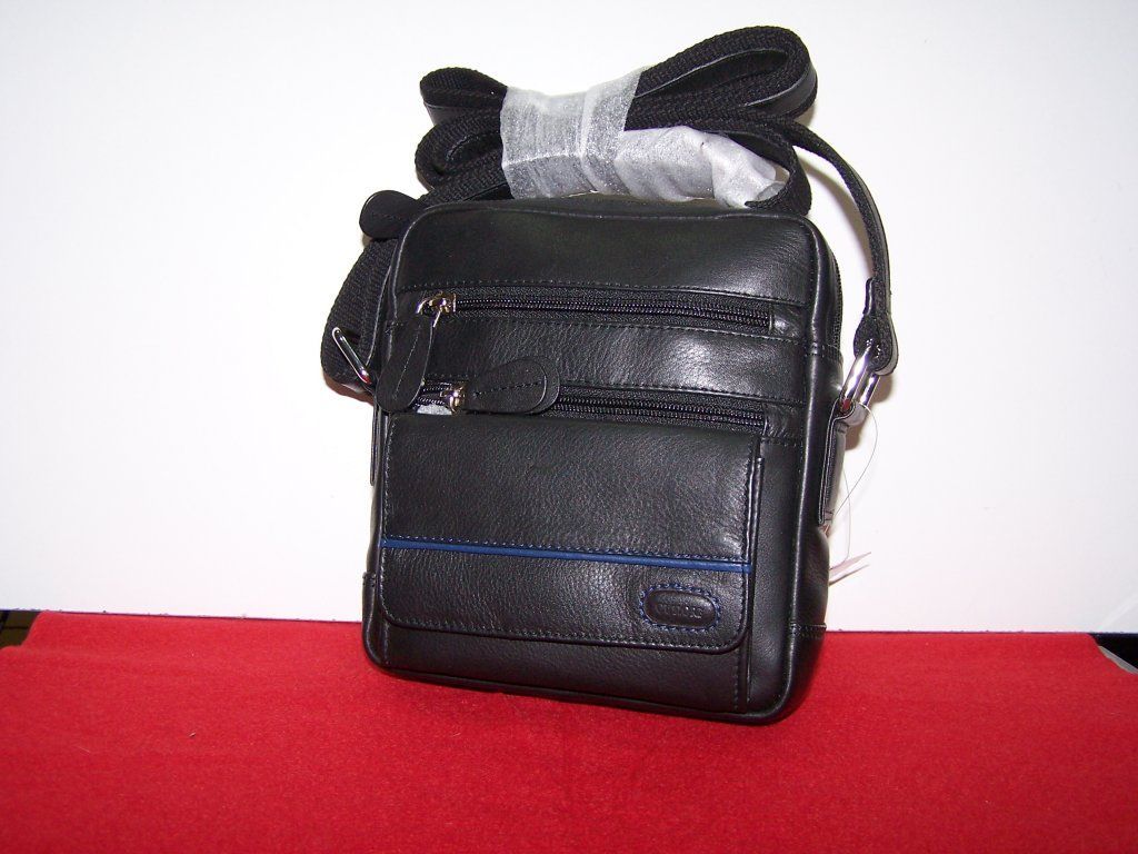 Una pequeña bolsa negra con la palabra lg en ella