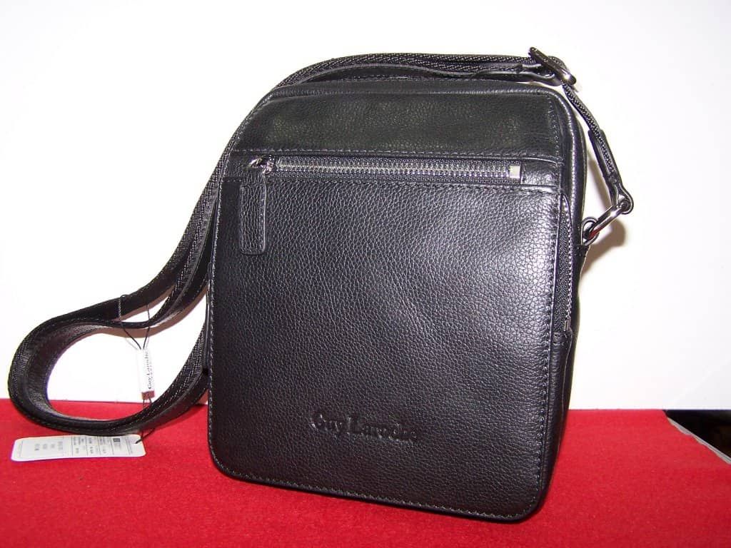 Un pequeño bolso de cuero negro con correa para el hombro.