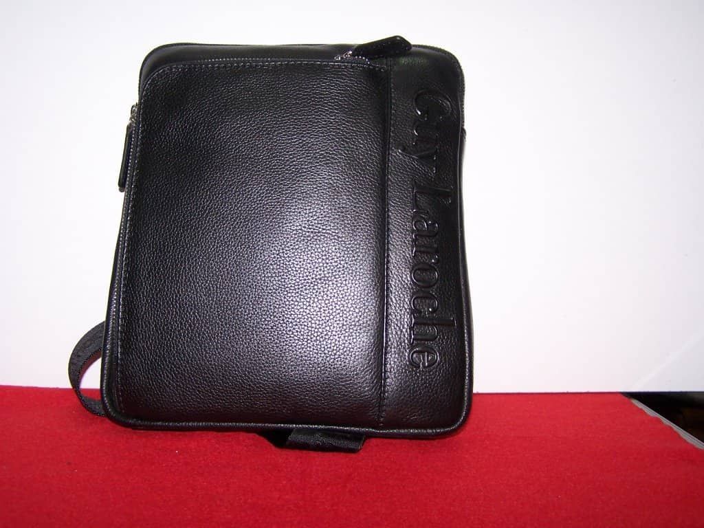 Un bolso de cuero negro con la palabra supreme en él