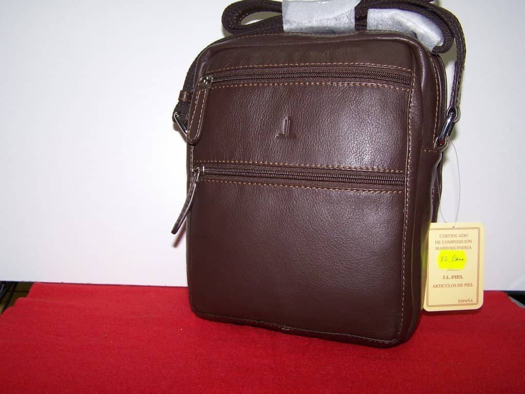 Un bolso de cuero marrón con una etiqueta.