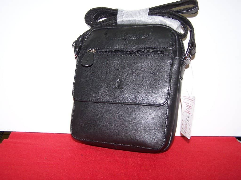 Un pequeño bolso de cuero negro con correa para el hombro.