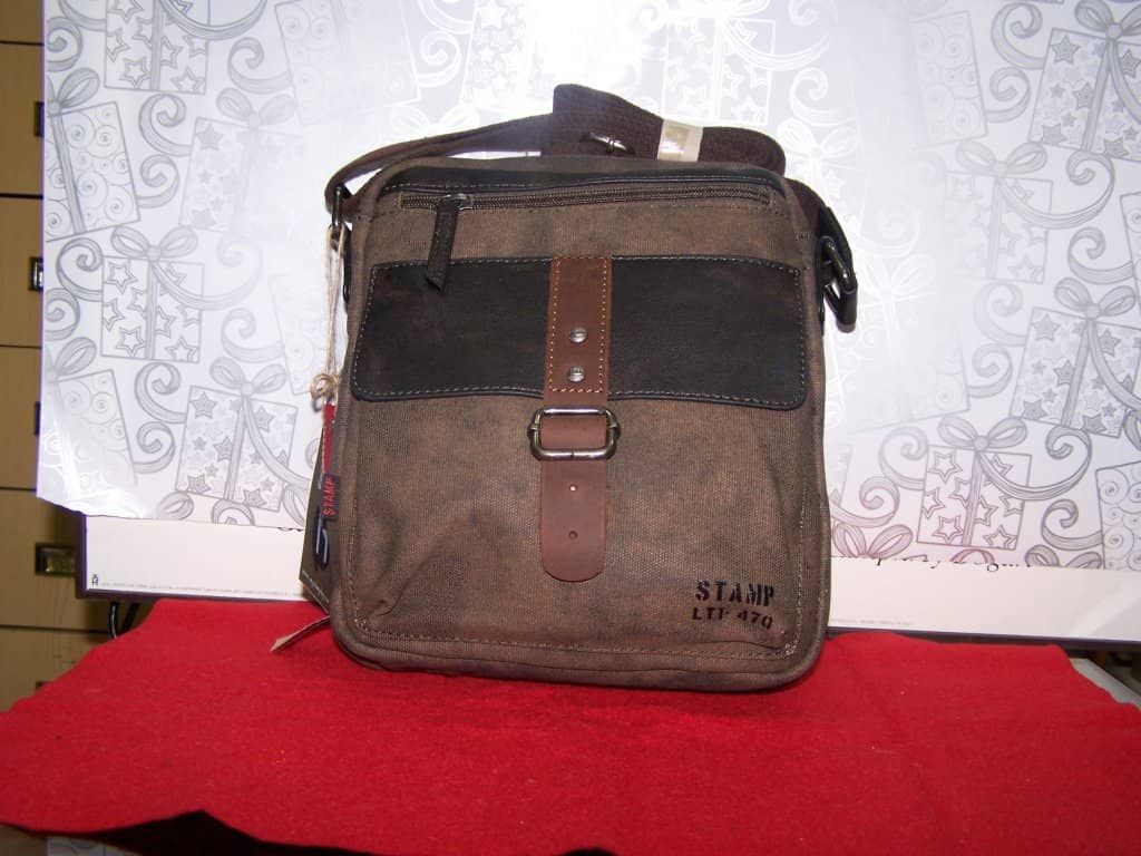 Una bolsa de mensajero marrón con la palabra atty escrita en ella