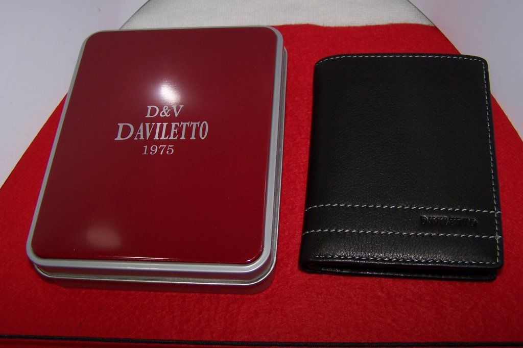 Una billetera negra al lado de un cuadro rojo que dice daviletto