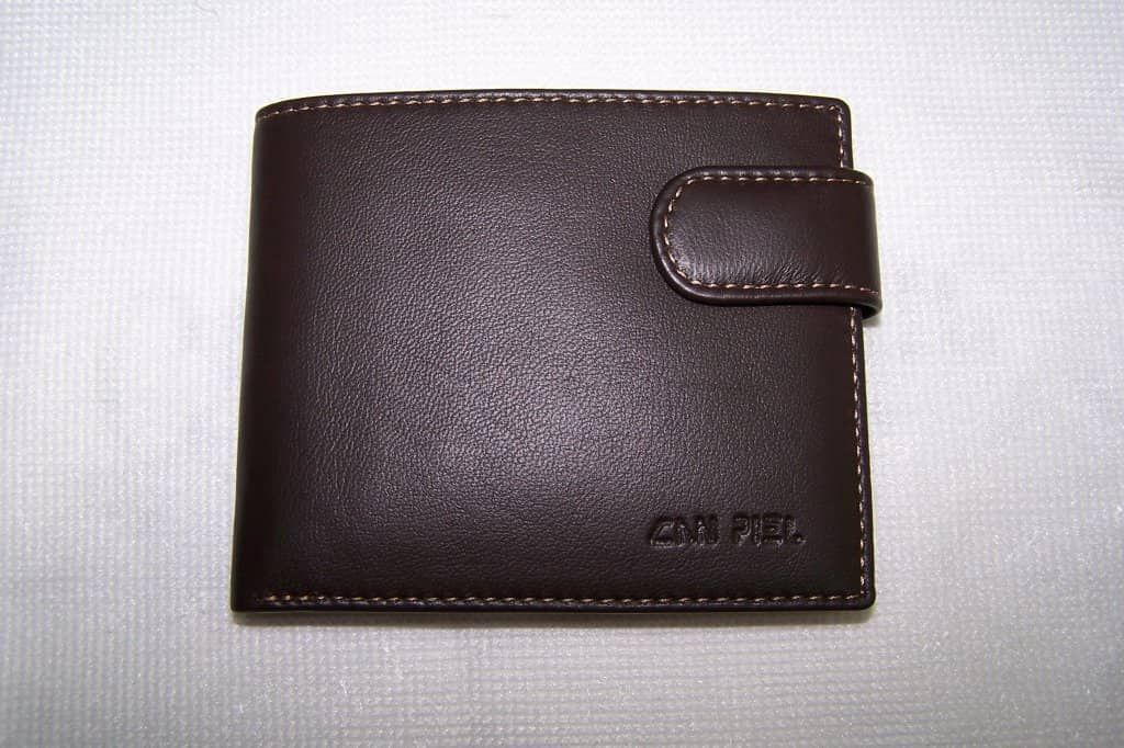 Una billetera marrón con la palabra cole escrita en ella