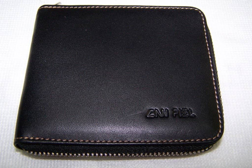 Una billetera negra que dice 