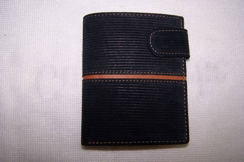 Una billetera negra con una raya marrón en el lateral.