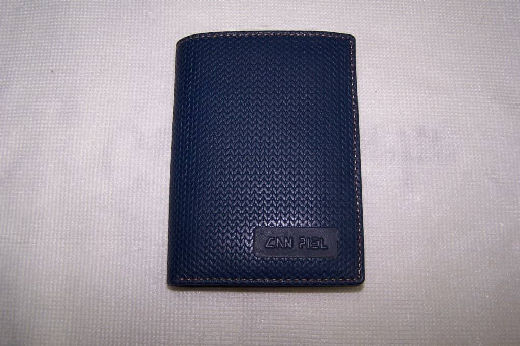 Una billetera azul con la palabra Prada.