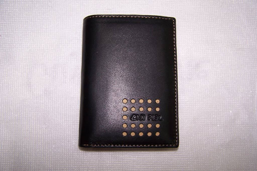 Una billetera negra con la palabra Audi.