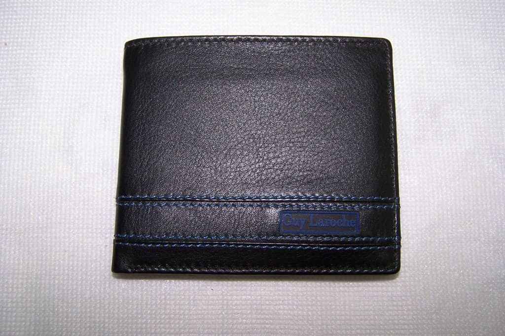 Una billetera negra con una raya azul en el costado