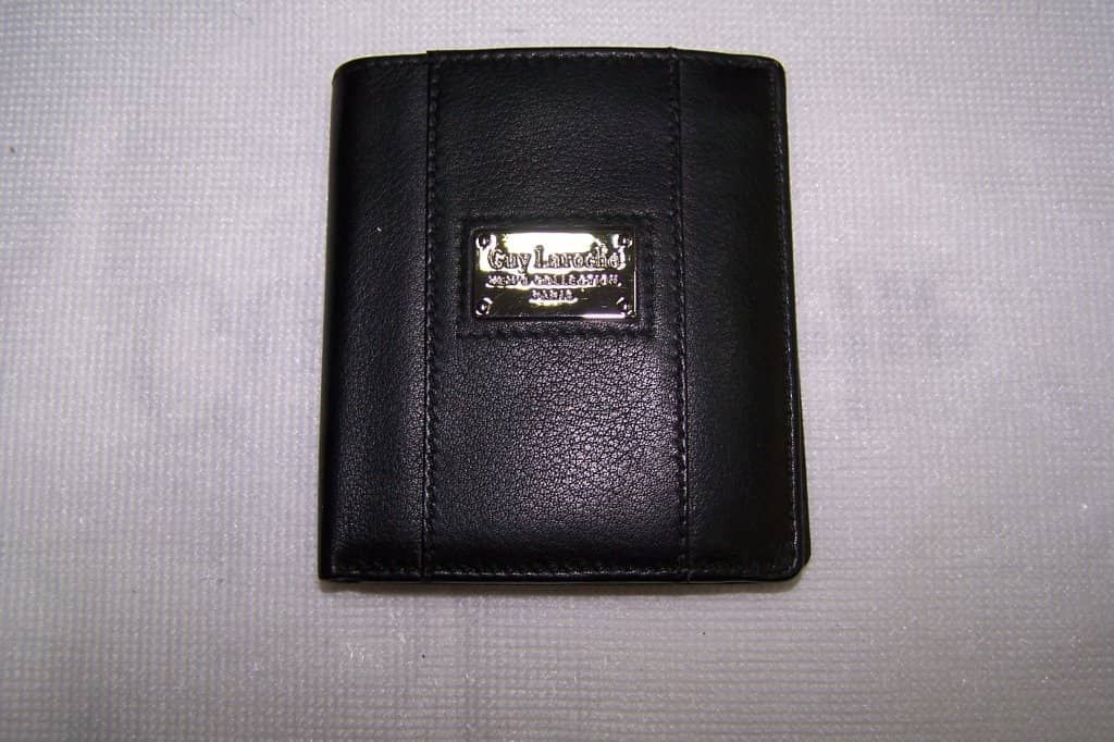 Una billetera negra con un logo plateado.