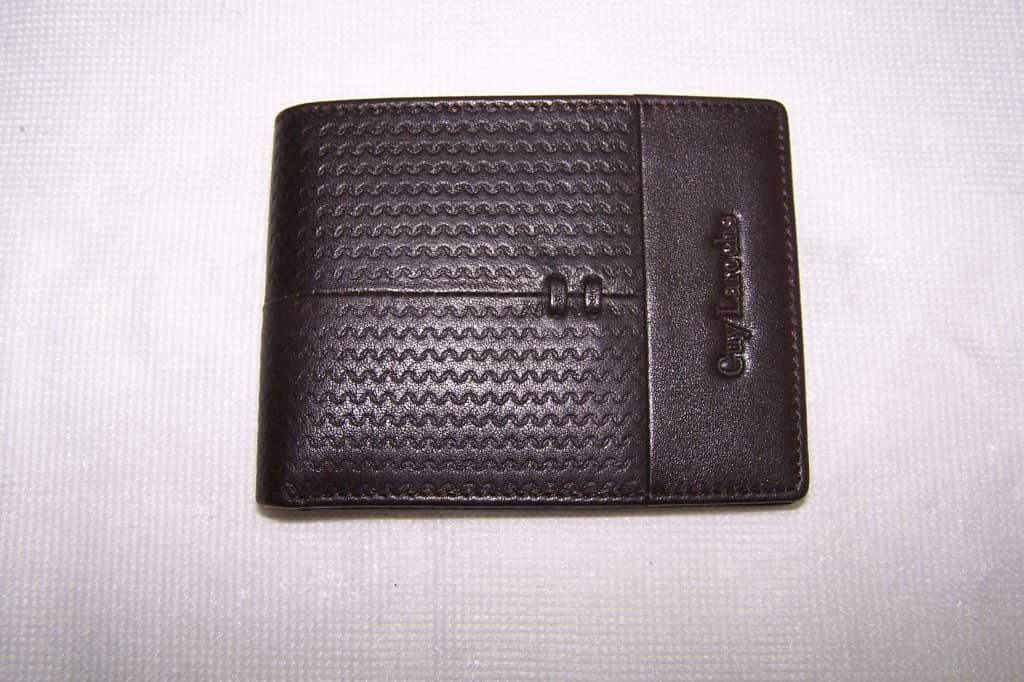 Una billetera negra con la palabra Calvin Klein.