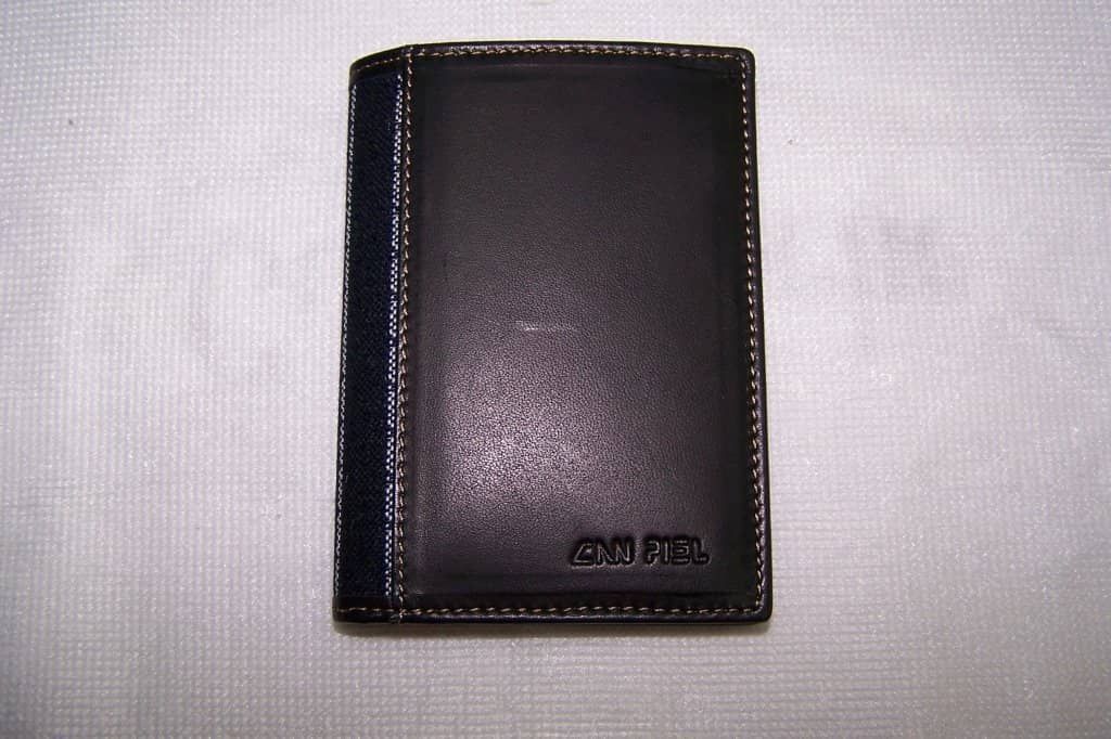 Una billetera negra que dice 