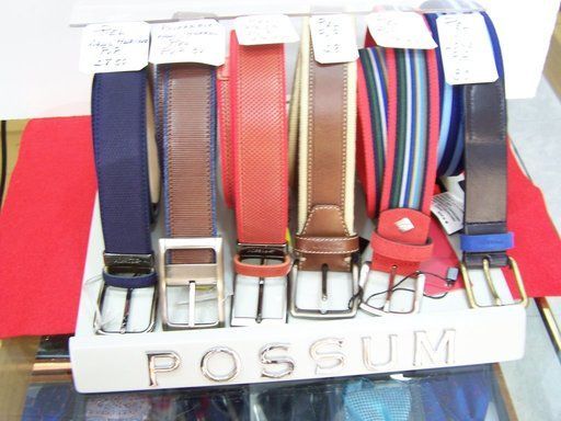 Una exhibición de cinturones de zarigüeya sobre una mesa.